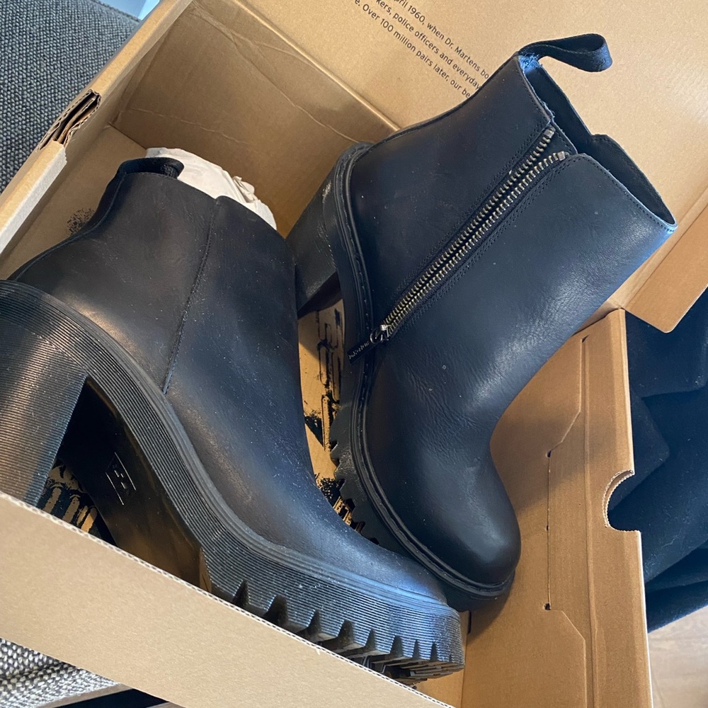 Doc Martens Black Magdalena size us 9. I was gifted them and never worn them! - Picture 4 of 7